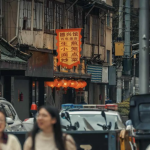 China travel safety tips infographic: travel insurance, avoiding solo hikes, respecting laws, using official taxis, protecting belongings on trains, and blocked apps like Google and Facebook.