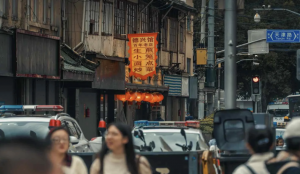 China travel safety tips infographic: travel insurance, avoiding solo hikes, respecting laws, using official taxis, protecting belongings on trains, and blocked apps like Google and Facebook.