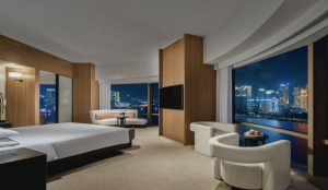A high-end hotel with river-view rooms, upscale amenities, and rooftop bars overlooking the Bund and Lujiazui district.