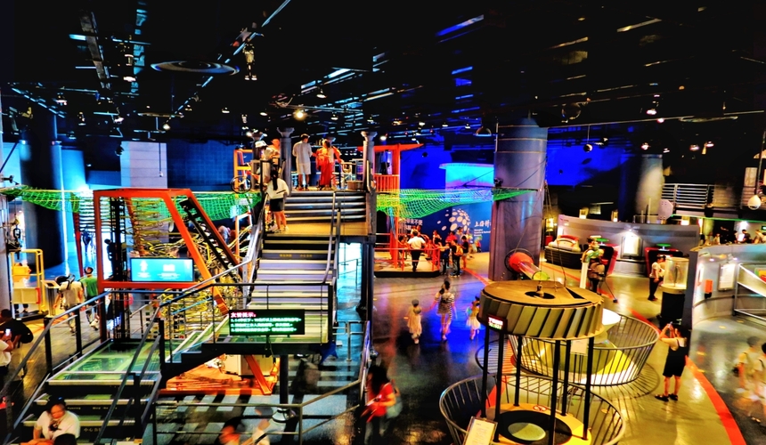 An interactive museum featuring exhibits on space, robotics, ecosystems, and physics.