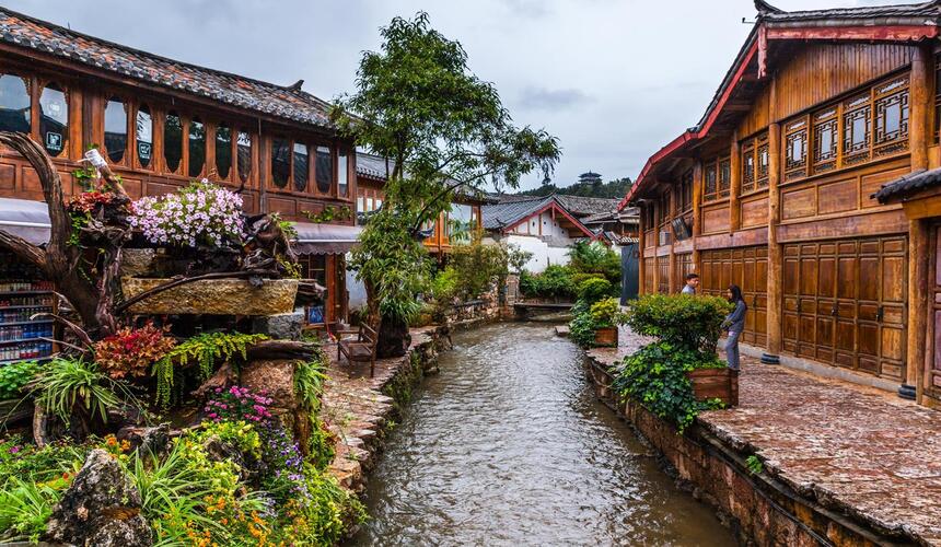 Charming cobblestone streets, canals, and Naxi-style buildings in Lijiang Old Town, Yunnan