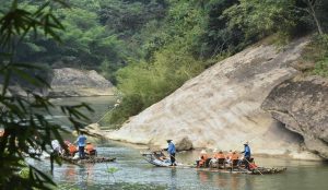 Hikers on a narrow mountain trail in Tiger Leaping Gorge, Yunnan, China