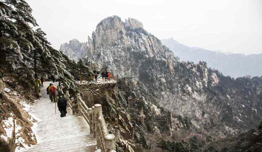Jagged granite peaks and sea of clouds over the Yellow Mountains (Huangshan), Anhui Province