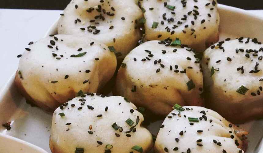 Golden pan-fried sheng jian bao buns with crispy bottoms and juicy pork filling.