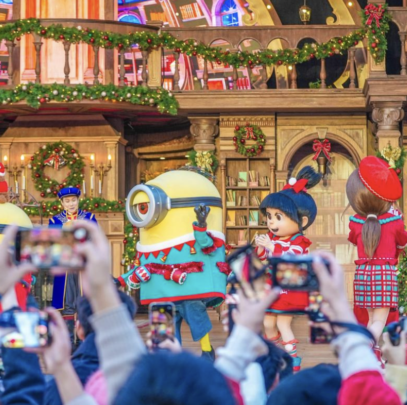 The park's skyline and a clear blue sky are visible in the background.