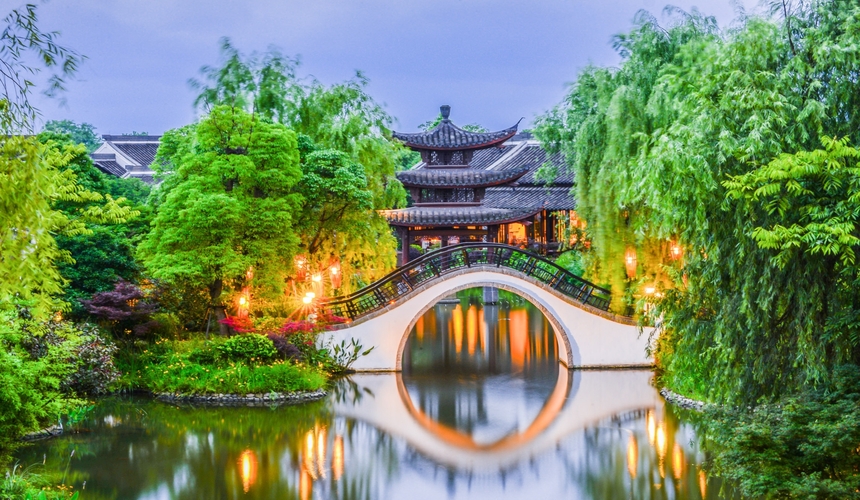 Hangzhou travel guide showcasing West Lake, tea plantations, and scenic landscapes.