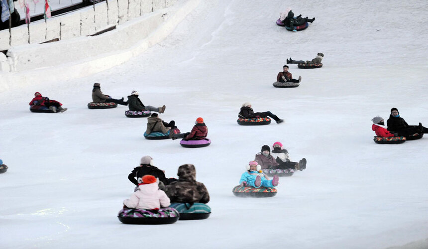 Winter and summer activities on Harbin’s Songhua River including ice skating and cruises.
