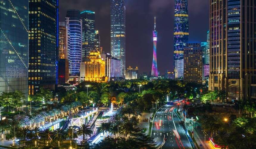 Trendy youth culture in Guangzhou with street fashion, cafés, and Cantonese urban style.