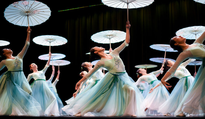 Nighttime cultural shows in China featuring traditional music, dance, or live performances.