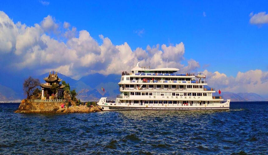 Boat cruise on Erhai Lake with mountain views in Dali, Yunnan
