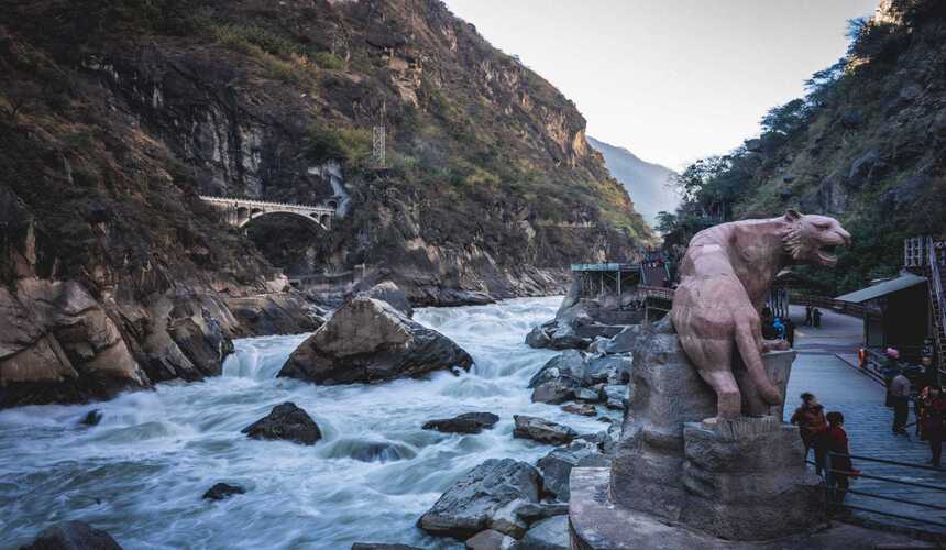 Dramatic canyon views of Tiger Leaping Gorge near Lijiang, Yunnan