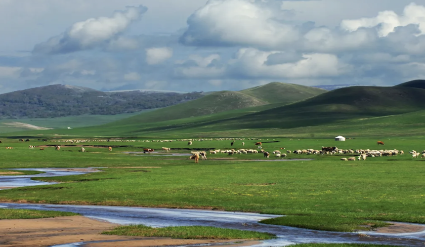 Vast rolling green grasslands and rivers in Hulunbuir, Inner Mongolia