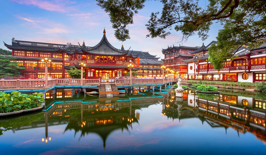 Travelers discovering China's diverse landscapes, cultural landmarks, and unforgettable travel experiences.