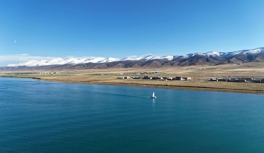 Vast grasslands and wetlands at the headwaters of the Yangtze, Yellow, and Lancang rivers in Qinghai Province